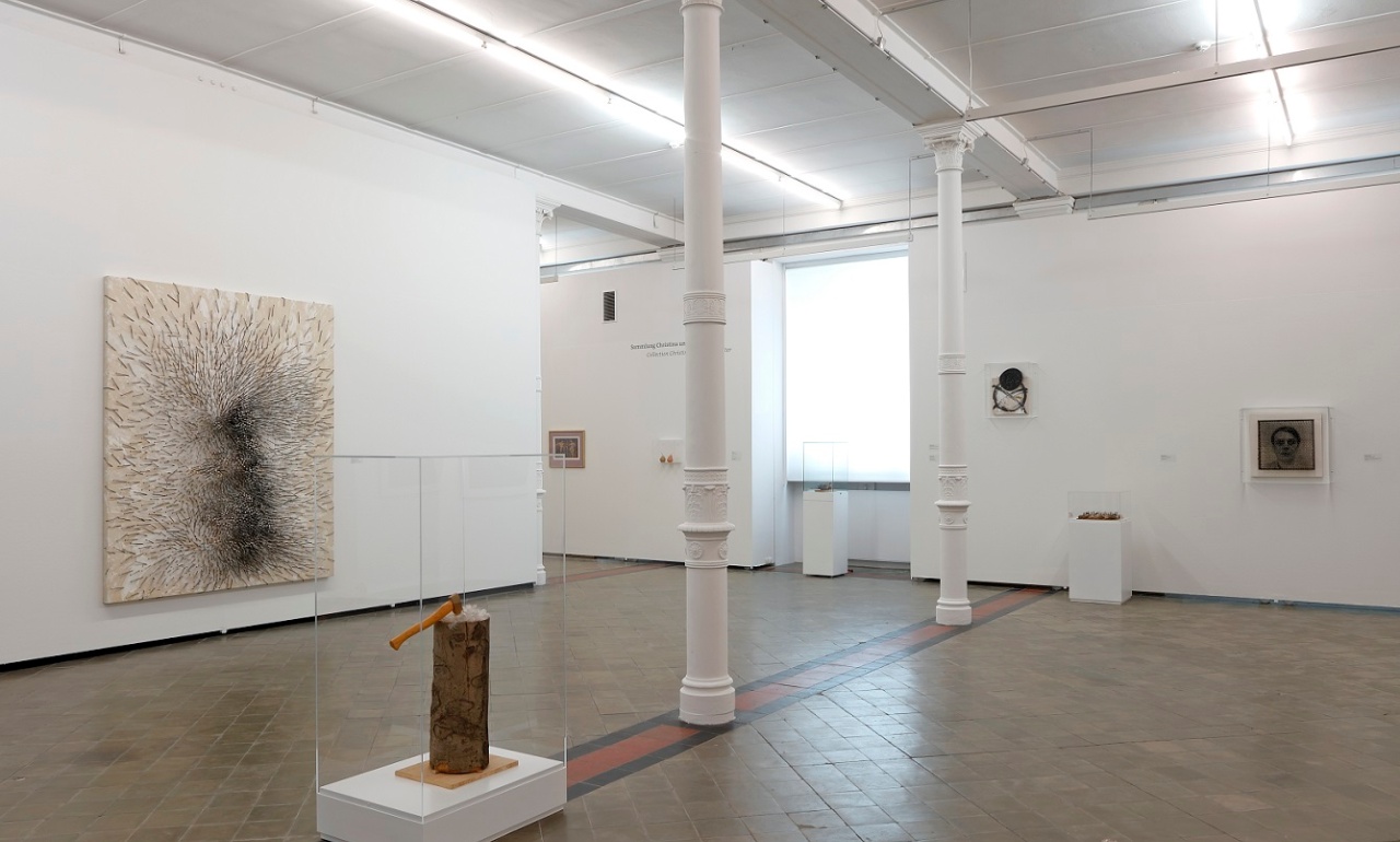 Blick in die Ausstellungsräume der Moderne mit Werken von Günther Uecker