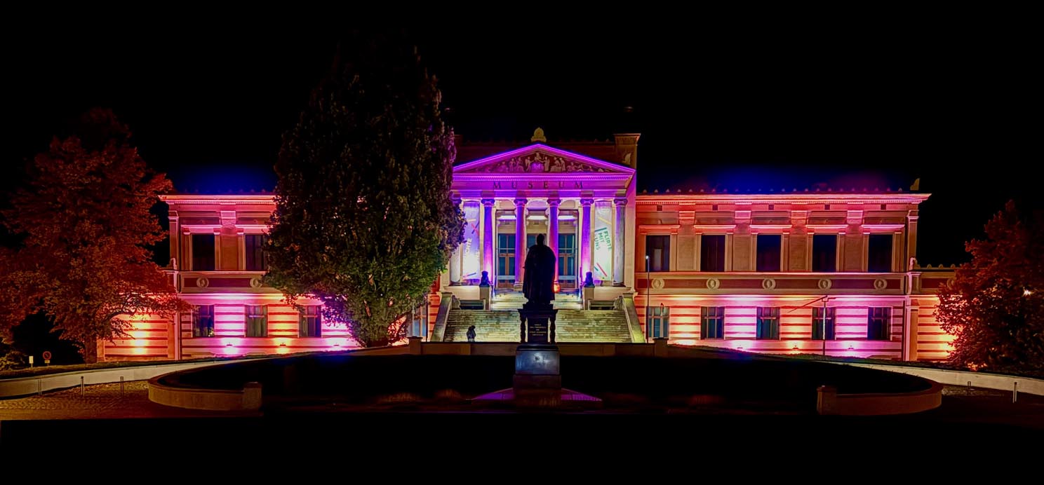 Beleuchtets Staatliches Museum Schwerin bei Nacht © SSGK MV, Siegert