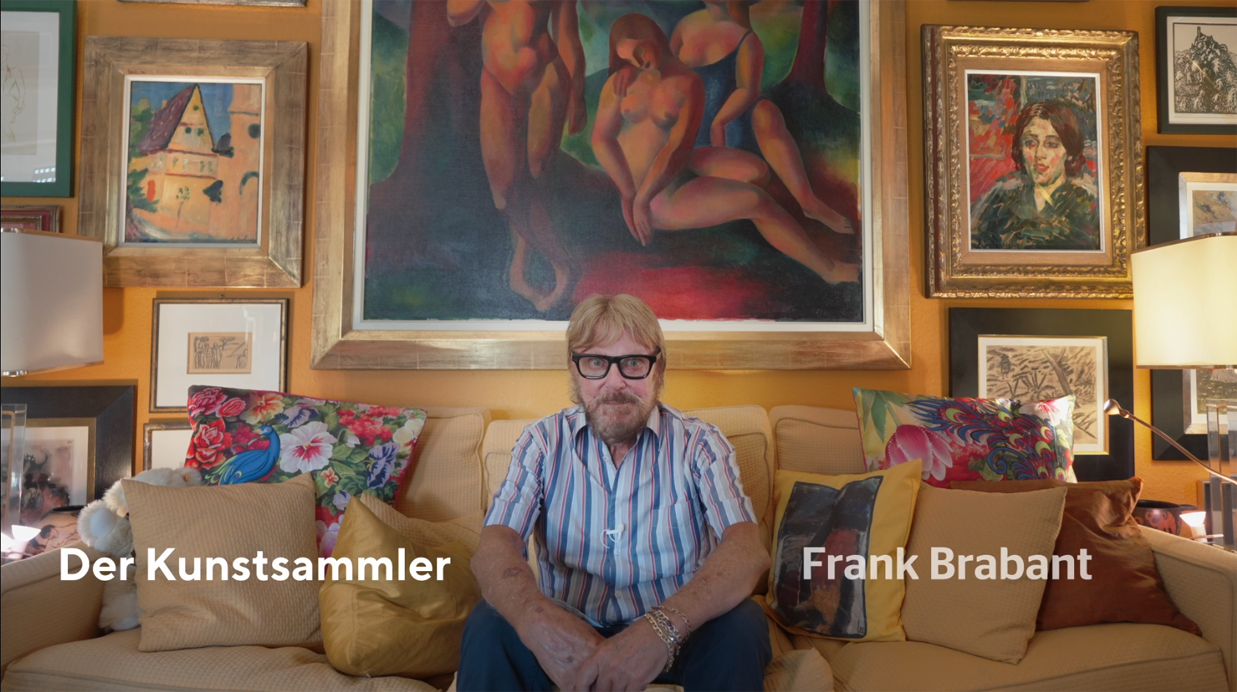 Der Kunstsammler Frank Brabant vor seien Gemälden