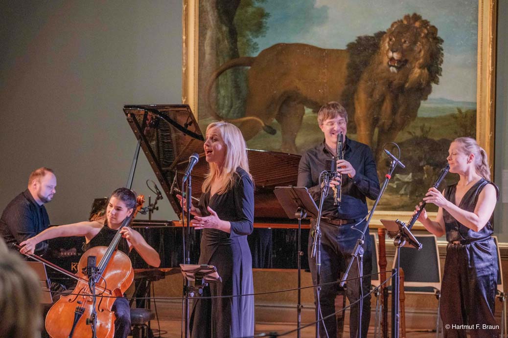 Die Schweriner JazzNacht zu Gast im Staatlichen Museum: Inmitten der besonderen Atmosphäre des Oudry-Saals hat die Klassik-Band SPARK mit der Jazz-Sängerin Sandie Wollasch mit tierisch beschwingten Klängen das Publikum begeistert. Foto Hartmut F. Braun