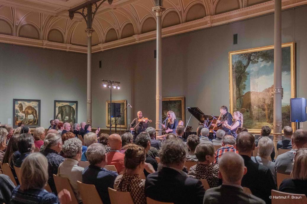 Die Schweriner JazzNacht zu Gast im Staatlichen Museum: Inmitten der besonderen Atmosphäre des Oudry-Saals hat die Klassik-Band SPARK mit der Jazz-Sängerin Sandie Wollasch mit tierisch beschwingten Klängen das Publikum begeistert.