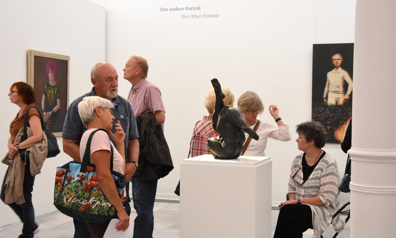 Besucher im Ausstellungsbereich der Moderne