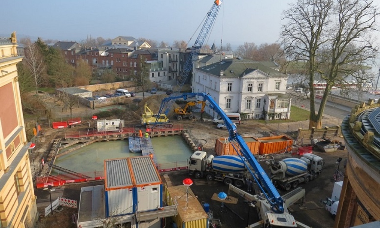 The excavation is filled with water as the placing of concrete takes place under water.